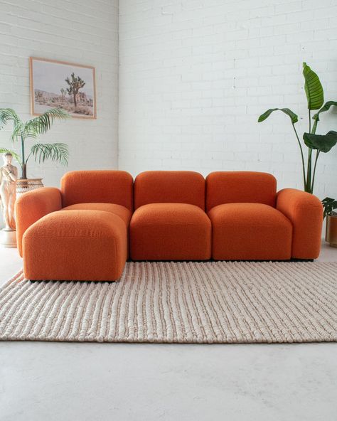 Diy Maximalist Decor, Diy Maximalist, Boucle Sectional, Inspiration Bedroom Ideas, Maximalist Decor Eclectic, Fashion Living Room, Eclectic Decor Bedroom, Orange Couch, Orange Sofa