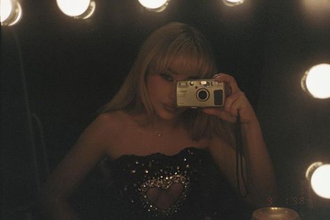 sabrina carpenter Sabrina Carpenter Twitter Header, Girlfriend Boyfriend Pictures, Singer Life, Strangers In The Night, Sabrina Carpenter Aesthetic, Carpenter Aesthetic, Header For Twitter, Wag Dr, Singer Dr