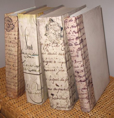 Old Book Covers, Stary Papier, Diy Old Books, Old Book Crafts, Recycled Books, Book Cover Diy, Book Page Crafts, Shabby Chic Crafts, Book Stamp