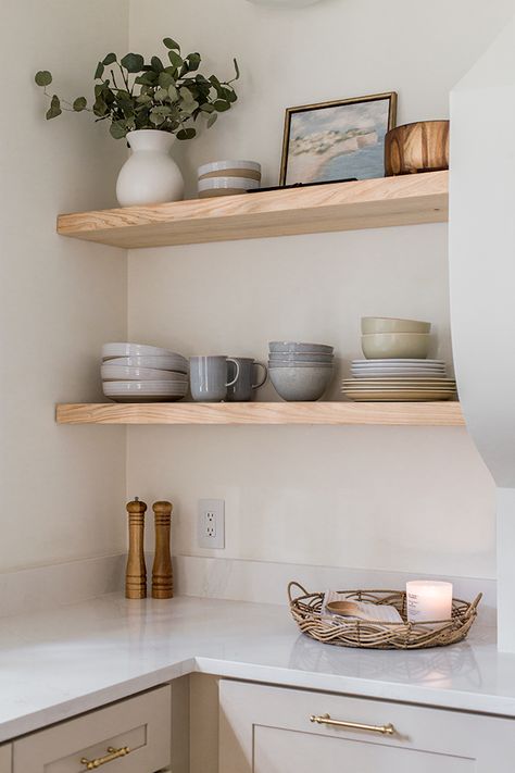 Summer kitchen shelf styling tips and ideas Office Wall Shelves, Contemporary Wall Shelf, Kitchen Shelf Styling, Kitchen Floating Shelves, Wood Shelving Units, Kitchen Shelf Decor, Wall Shelf Decor, Inspire Me Home Decor, Wood Wall Shelf