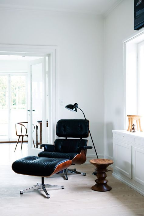 The lounge doesn't need a grand space to make a statement. Charles Eames Lounge Chair, Poltrona Design, Chill Lounge, Charles Ray, Eames Chairs, Charles Eames, Eames Lounge, Eames Lounge Chair, Interior Furniture