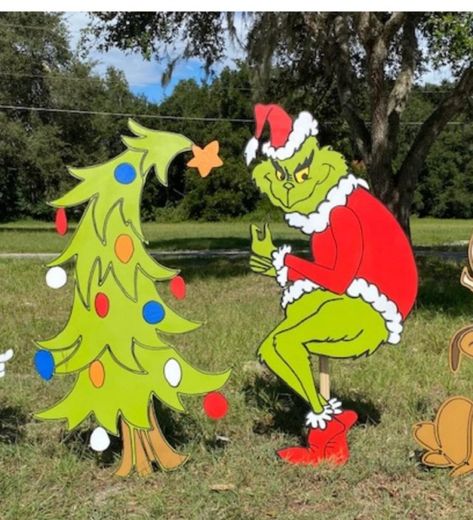 20 Grinch Christmas Decor Ideas » Lady Decluttered Grinch Stealing Lights, Grinch Yard Decorations, Outdoor Christmas Diy, Le Grinch, Whoville Christmas, Grinch Christmas Tree, Grinch Christmas Decorations, Christmas Yard Art, Christmas Door Hanger