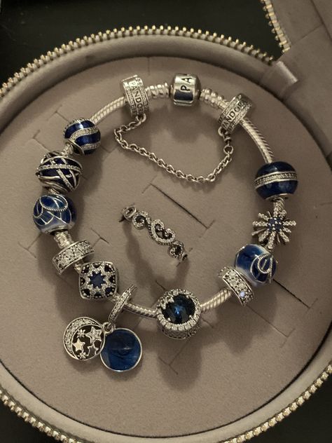 Aesthetic Bracelet, Pandora Bracelet Charms Ideas, Xoxo Jewelry, Pandora Bracelet Designs, Pandora Armband, Casas Coloniales, Wrist Jewelry, Jewelry Accessories Ideas, Bracelet Charms