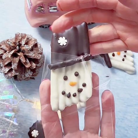 Pretzel Snowman, White Chocolate Dipped Pretzels, Employee Holiday Gifts, Healthy Christmas Snacks, Pretzels Chocolate, Dipped Pretzels, Thanksgiving Snacks, Winter Dessert, Christmas Food Treats