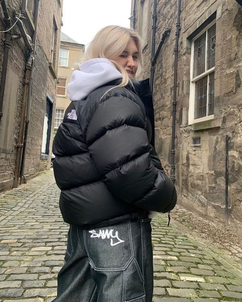 🔒SEÑADA🔒 The North Face 700 Retro Nuptse Full Black 🥷🏻🩸 •Original TNF Temp 2022 •Made in: Bangladesh 🇧🇩 •Full Black 🖤 Zarpada por donde se mire 0km, muy combinable con cualquier oufit •Infaltable para tu ropero 🤲🏻 •Nueva a estrenar 10/10 🏷️ •Relleno 100% de Plumas 🪶 Bien inflada! •Packeable desde el bolsillo (se hace bolsito) •Holograma de autenticidad 💿 Vas a dormir? O vas a invertir para el próximo invierno.. En la store vale 800k, acá se va por menos de mitad de precio 👊🏼 •Talle: L •(... Estilo Madison Beer, Populaire Outfits, Black Puffer, 가을 패션, Mode Streetwear, Streetwear Outfit, Retro Outfits, Jacket Outfits, Fashion Killa