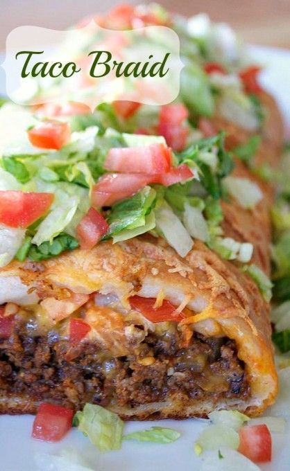 Taco Braid - made with pizza dough seasoned ground beef, tomatoes, and cheese is a fun and easy way to eat a taco. Great for Game Day, potlucks or your Taco Tuesday dinner! Braided Pizza, Braid Recipes, Taco Braid, Pocket Pies, Mexican Ideas, Taco Roll, Bread Twists, Pillsbury Biscuits, Tortilla Rolls