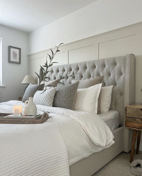 Bungalow Bedroom, Grey Bed, Feature Wall Bedroom, Grey Bedroom Decor, White Room Decor, Bedroom Deco, Cama King, Bedroom Renovation, Love Cat