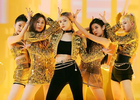 Fanswere upset because they felt that ITZY were constantly given outfits that were being repeated too often. These outfits, however, struck gold! Black And Gold Outfit, Mma 2019, Korean Fashion Kpop, Gold Outfit, Yellow Aesthetic, Kpop Outfits, Stage Outfits, Kpop Fashion, Kpop Girl Groups