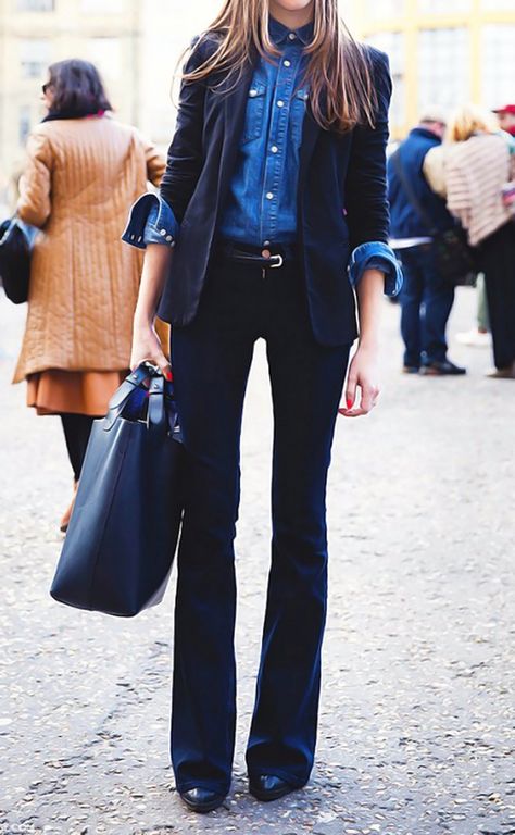 A bit of seventies style with the flared jeans and blazer.. Looks Camisa Jeans, Flare Jeans Outfit, Denim Shirt Style, Denim Street Style, Look Jean, Look Formal, Camisa Jeans, Seventies Fashion, Mode Jeans