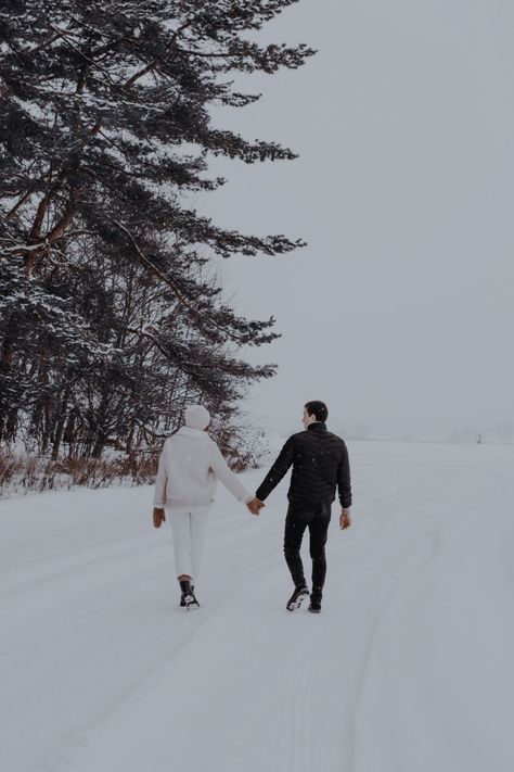 Kashmir Diaries, Winter Couple Pictures, Winter Outfits Snow, Snow Photoshoot, Winter Couple, I Love Pic, Christmas Couples, Wedding Portrait Poses, Couple Engagement Pictures