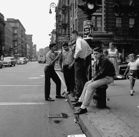 vintage everyday: The Manhattan 'Brotherhood Republic' – Pictures of a Teenage Street Gang in New York City in 1955 Street Gang, 1950s Photos, Gangs Of New York, Republic Pictures, Allen Ginsberg, Beat Generation, Martin Parr, Flatiron Building, Nyc Street