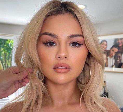 DAILY CELEBZ on Twitter: "Selena Gomez 😍… " Selena Gomez Blonde Hair, Selena Gomez Makeup, Selena Gomez Hair, Selena Gomez Photos, Selena G, Makeup Aesthetic, Penelope Cruz, Marie Gomez, Makati