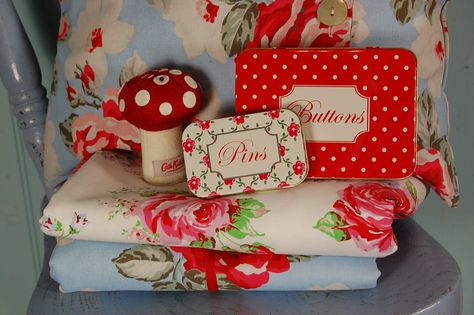 I Love Cath Kidston and Happy Loves Rosie Vintage Cottage Bedroom, Mixing Patterns, Enamel Ware, Colour Ideas, Granny Chic, Pip Studio, Vintage Kitsch, Black Furniture, Sewing Rooms