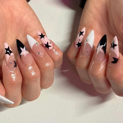 Stilleto Nails Stars, Almond Nails Art Designs, Nail Art Designs Almond, French Tip Nails Trendy, Pointy Nail Designs, Cool Nails, Almond Nail Art, Designer Nails, Pointy Nails