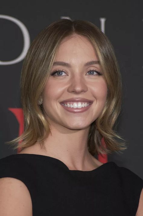 10 Sydney Sweeney Hair Looks for Inspiration Sydney Sweeney Hair, Sydney Sweeney, Celebrity Moms, Hair Fragrance, Celebrity Look, Celebrity Couples, Seasonal Fashion, Skin Makeup, Bob Hairstyles