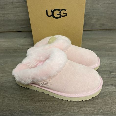 Couqutte Shoes, Light Pink Ugg Slippers, Pretty Stuff To Buy, Cute Boots For Winter, Couteqqe Aesthetic, Crocs With Fur Inside, Christmas List Ideas 2023, Christmas Wishlist 2023, Cute Shoes Aesthetic