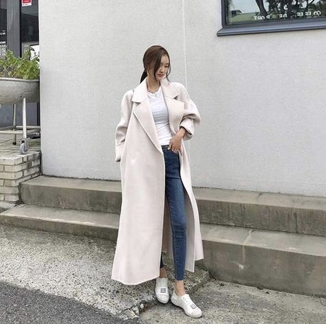 white coat ivory coat winter outfit White Coat Outfit Winter, Ivory Coat Outfit, White Trench Coat Outfit, Oversized Coat Outfit, Long Jacket Outfit, Coat Outfits For Women, Coat Winter Outfit, White Coat Outfit, Outfits Japan