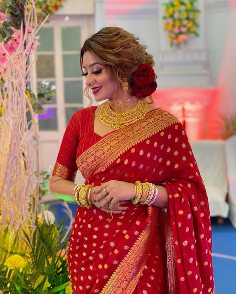 Bridal Benarasi Blouse Designs, Marathi Reception Look, Reception Bengali Bride, Bengali Bridal Blouse Designs, Benarasi Saree Bengali, Bengali Bride Hairstyle, Indian Reception Bride, Reception Look Bride Indian Saree, Bengali Reception Look