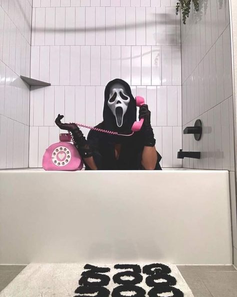 Halloween Costumes Wallpaper, Scream Mask Costume Women, Pink Scream Costume, Women Scream Costume, Scream Halloween Photoshoot, Pink Ghostface Costume, Pink Halloween Photoshoot, Scream Women Costume, Scream Photoshoot Ideas