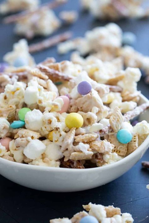 Filled with cereal, pretzels, marshmallows, candy, and more - this Bunny Bait is the perfect Easter snack. Great for munching and great for gifting. Spring Snacks, Salty Sweet Snacks, Bunny Bait, Easter Appetizers, Easter Snacks, Easter Goodies, Salty Snacks, Easter Dinner, Easter Dessert