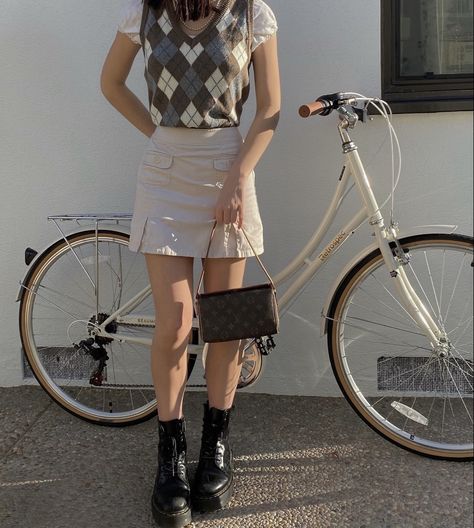 Argyle Print Outfit, Argyle Skirt, Skirt Outfit Aesthetic, Skirt Outfits Aesthetic, Argyle Print, Aesthetic Fits, Sweater Fits, Brown Aesthetic, Outfit Aesthetic