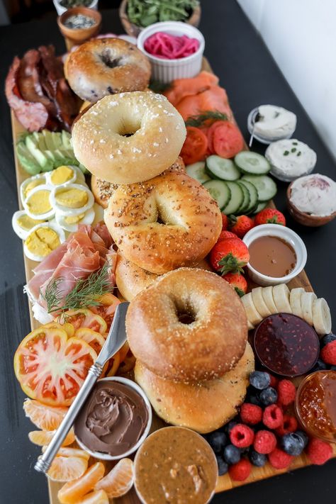 Put together a healthy bagel board for the table for brunch, lunch, or breakfast. This is one of the best ideas or themes everyone will love! Bagel Bar Brunch Display, Brunch Pot Luck Ideas, Anniversary Breakfast Ideas, Breakfast Smorgasbord, Bagel Charcuterie Board, Brunch Theme Ideas, Charcuterie Board Sweet, New Years Brunch Ideas, Bagel Bar Brunch