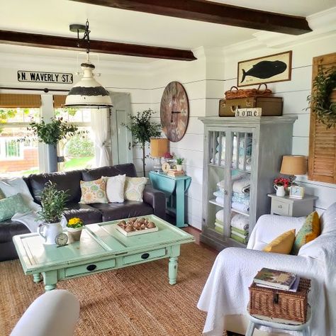 Old Beach House Decor, Cozy Beach Cottage Interiors, Beach Farmhouse Aesthetic, Old Beach Cottage Interior, Vintage Beach Living Room, Old Beach House Interior, Old Beach House Aesthetic Interior, Beach Cabin Ideas, Cottage Beach House Decor