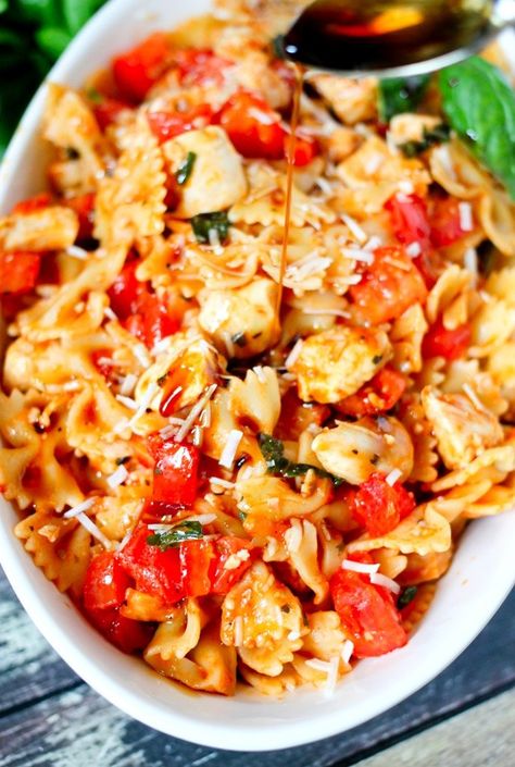 Bruschetta chicken pasta is loaded with fresh tomatoes, basil, and juicy chicken. Adding a secret ingredient at the end, takes this dish to the next level! Bruschetta Pasta, Bruschetta Chicken Pasta, Tomato Basil Pasta, Bruschetta Chicken, Chicken Lasagna, Easy Meal Plans, Chicken Pasta Recipes, Secret Ingredient, Pasta Recipe