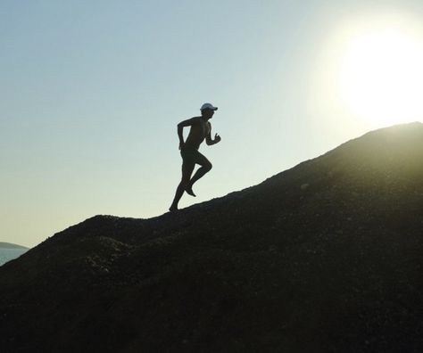 Person running up a hill. Running Hills, People Running, Running Tips, The Hills, Do It, Coaching, Running