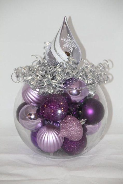 Navidad en morado, ¿por qué no? | Revista KENA México Christmas Tree Decorations Purple, Centerpiece Purple, Lavender Christmas, Purple Christmas Decorations, Purple Christmas Ornaments, Turquoise Party, Purple Christmas Tree, Christmas Centerpieces Diy, Christmas Centerpiece