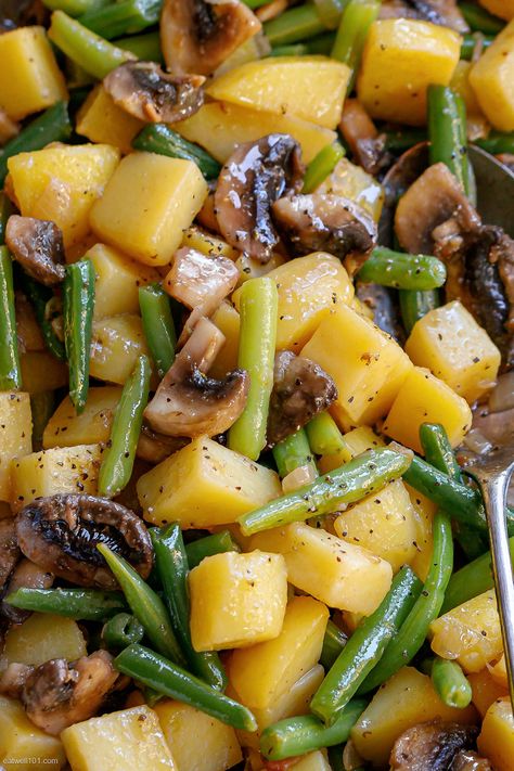 Potato, Mushrooms, and Green Beans Skillet - #vegetale #potato #mushroom #greebeans #recipe #eatwell101 - This potato, mushrooms, and green beans skillet is the perfect accompaniment to any meal! A vegetable side dish ready in less than 25 minutes! - #recipe by #eatwell101® Potato With Mushrooms, Vegetarian Skillet Recipes, Green Bean Recipes Skillet, Green Beans Skillet, Green Beans And Mushrooms, Green Beans Potatoes, Potato Mushroom, Skillet Green Beans, Mushroom Side Dishes