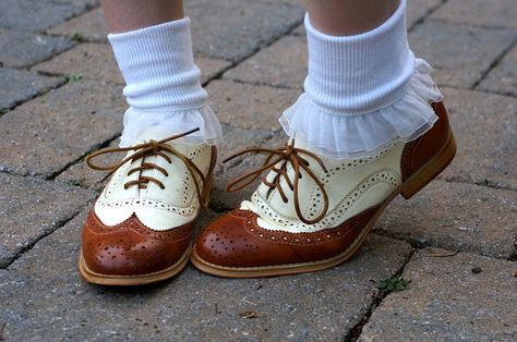 Roni feels nostalgic: "Bobby socks and a ponytail" Bobby Socks, Dr Shoes, Funky Shoes, A Ponytail, Vintage Americana, Red Lipstick, Pretty Shoes, Dream Shoes, Womens Oxfords