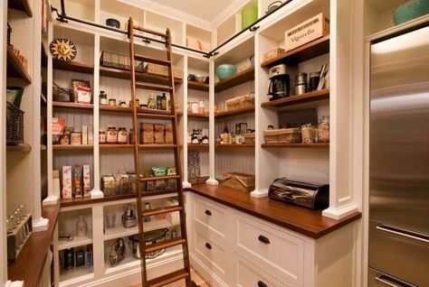 35 Clever ideas to help organize your kitchen pantry Walk In Pantry Ideas, Free Standing Kitchen Pantry, Beach Style Kitchen, Pantry Inspiration, Pantry Closet, Diy Pantry, Kitchen Pantry Design, Kitchen Pantry Cabinets, Kitchen Stand