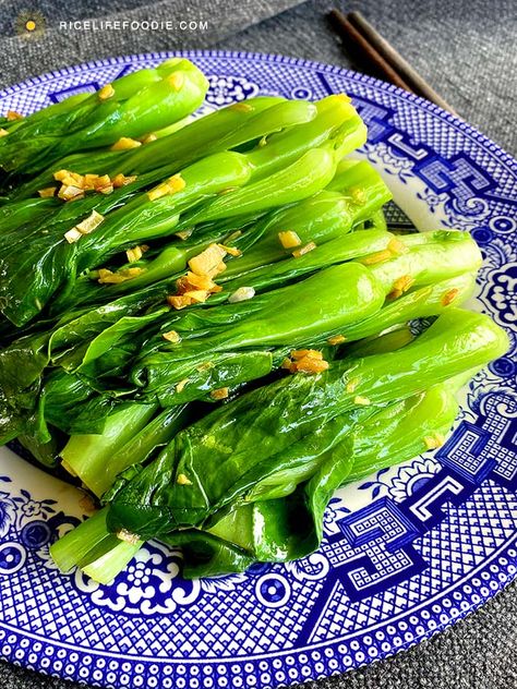 Easy Baby Bok Choy with Garlic & Ginger | Rice Life Foodie Boy Choy Recipes, Bock Choy Recipes, Garlic Rice Recipes, Ginger Rice, Asian Side Dishes, Chili Garlic Paste, Garlic Rice, Vegetable Prep, Easy Asian