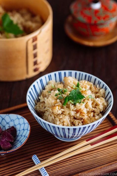 Caramelized sweet onion, seasoned with soy sauce and mirin, this simple Sweet Onion Takikomi Gohan is a flavorful and aromatic mixed rice to accompany any Japanese meal! #takikomigohan #japanesefood | Easy Japanese Recipes at JustOneCookbook.com Takikomi Gohan, Bamboo Rice, Mixed Rice, Just One Cookbook, Japanese Rice Bowl, Easy Japanese Recipes, Japanese Recipes, Savoury Recipes, Japanese Kitchen