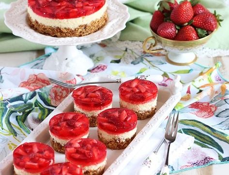 Pretzel Salad Recipe, Strawberry Pretzel Salad Recipe, Pizza Fruit, Strawberry Pretzel Salad, Mini Cheesecake Recipes, Pretzel Salad, Strawberry Pretzel, Dessert Aux Fruits, Mini Cheesecakes