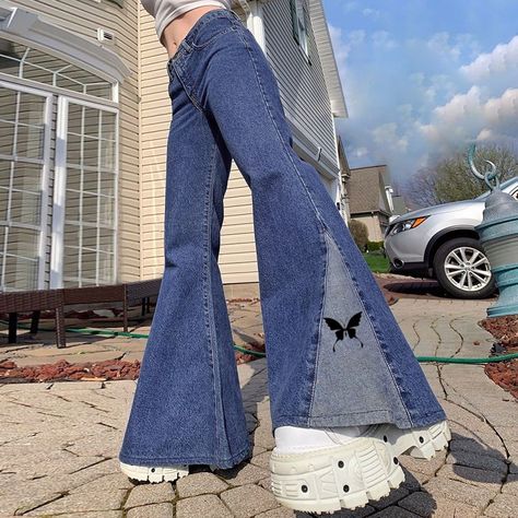 Ropa Upcycling, Blue Flare Jeans, Kleidung Diy, Y2k Aesthetic Outfits, 90s Streetwear, Ropa Diy, Boot Cut Jeans, Casual Street Style, Looks Vintage