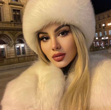 Girls Fur, Human Hair Wigs Blonde, Blonde Lace Front Wigs, Fur Accessories, Fur Coats Women, Fur Hat, Fur Coats, Fur Fashion, Mink Fur