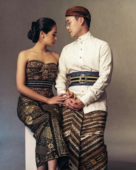 Jawa Wedding, Prewed Studio, Prewedding Studio, Pre Wedding Photoshoot Theme, Moodboard Wedding, Prenuptial Photoshoot, Pose Prewedding, Javanese Wedding, Pre Wedding Photoshoot Props