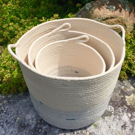 Andrea Spadola designs & sews cotton rope & colorful thread into a set of 3 nesting tubs with handles. Function with beauty. Store your stuff. #coiledrope #organize Fabric Wrapped Rope Baskets, Sewn Rope Bowls, Cotton Rope Storage Basket, Rope Storage Basket, Cotton Rope Basket, Modern Baskets, Lidded Baskets, Rope Diy, Coiled Rope