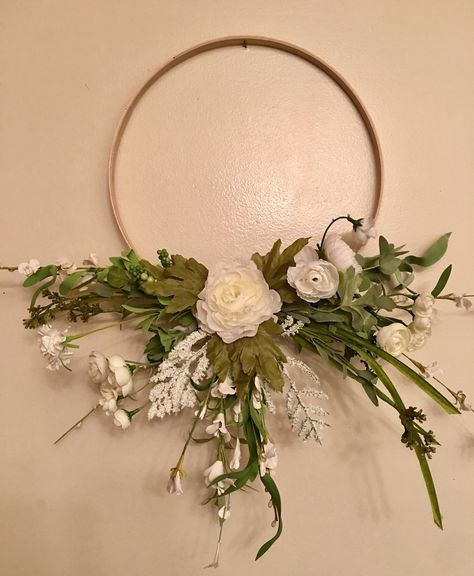 A personal favorite from my Etsy shop https://www.etsy.com/listing/673103345/shabby-chic-minimalist-ranunculus-hoop Floral Hoops Wedding, Floral Designs Arrangements, Floral Hoop Wreath, Tulle Wreath, Wedding Wreath, Easy Christmas Wreaths, Door Wreaths Diy, Paper Flowers Craft, Wedding Wreaths