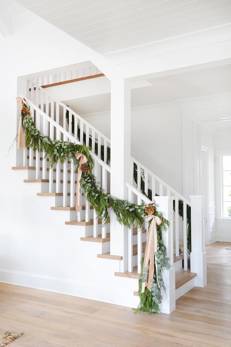 Christmas Banister, Christmas Stairs Decorations, Christmas Staircase Decor, Christmas Stairs, Christmas Staircase, Staircase Decor, Classy Christmas, Christmas Decorations Living Room, Stair Decor