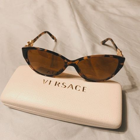 Kayla Lauren, Versace Aesthetic, Tas Gucci, Sunglasses For Your Face Shape, Kacamata Fashion, Trendy Glasses, Versace Brand, Cute Sunglasses, نظارات شمسية