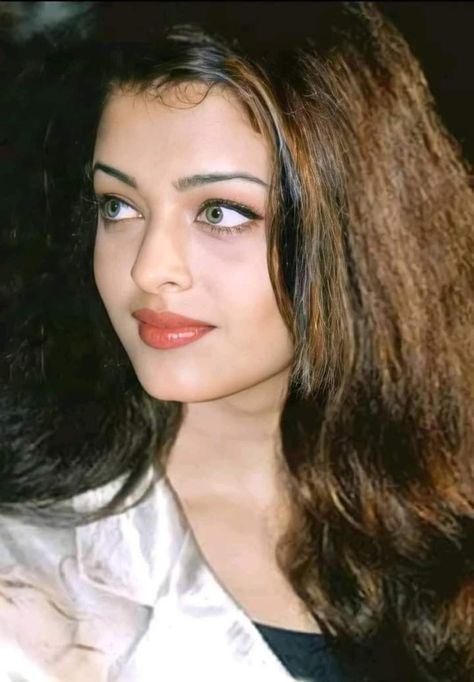 90s Models Aesthetic, Aishwarya Rai Movies, Aishwarya Rai Wedding Pictures, Aishwarya Rai Makeup, Makeup 90s, 90s Bollywood Actress, Aishwarya Rai Pictures, Aishwarya Rai Photo, City Pop