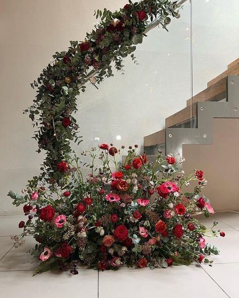 Staircase Wedding Decor, Staircase Flowers, Wedding Staircase Decoration, Staircase Wedding, Wedding Stairs, Wedding Staircase, Red Wedding Decorations, House Flowers, Marsala Wedding