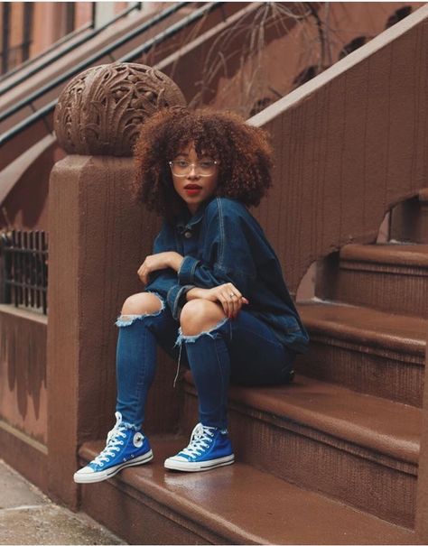 Looks Com All Star, Morgan Brown, Afro Natural, Blue Outfits, High Top Converse, Natural Afro Hairstyles, Human Drawing, Creative Photography Techniques, Creative Portrait Photography