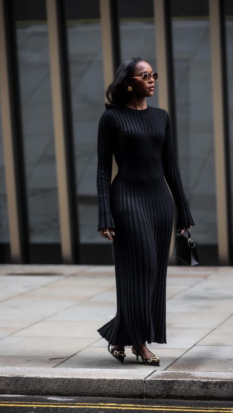 Thick Celebrity Style, Brunch In Fall Outfit, Womens All Black Outfit Classy, Timeless Looks For Women, Sweater Dress Black Women, What To Wear To Egypt In Winter, Muted Color Palette Outfits, Modern Outfits For Women Street Styles, Work Gala Outfits For Women