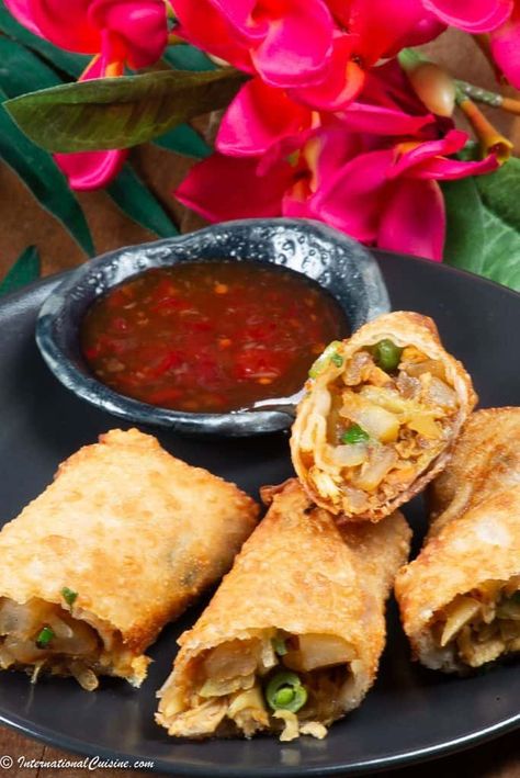 Surinamese spring rolls called loempia there are a delicious treat or appetizer for any occasion. #suriname #surinamensefood #springrolls #loempia Surinamese Food, African Kitchen, Suriname Food, Pot Sticker, Recipe Challenge, Small Cabbage, Samosa Recipe, Appetizer Menu, Tomato Chutney