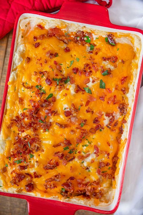 Loaded Mashed Potato Meatloaf Casserole is beef meatloaf, loaded mashed potatoes, bacon and cheese baked until crispy. #dinner #casserole #meatloaf #meatloafcasserole #mashedpotatoes #cheddarcheese #loadedmashedpotatoes #holidaydinner #weeknightdinner #dinnerthendessert Farmhouse Potatoes, Meatloaf Casserole, Beef Meatloaf, Twice Baked Potatoes Casserole, Mashed Potato Casserole, Loaded Mashed Potatoes, Baked Potato Casserole, Potatoe Casserole Recipes, Salad Pasta