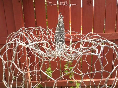 How to make a chicken wire pumpkin Chicken Wire Pumpkin, Chicken Wire Sculpture Diy, Chicken Wire Projects, Chicken Wire Diy, Pumpkin Shapes, Wire Pumpkin, Chicken Wire Art, Chicken Wire Crafts, Metal Plant Hangers